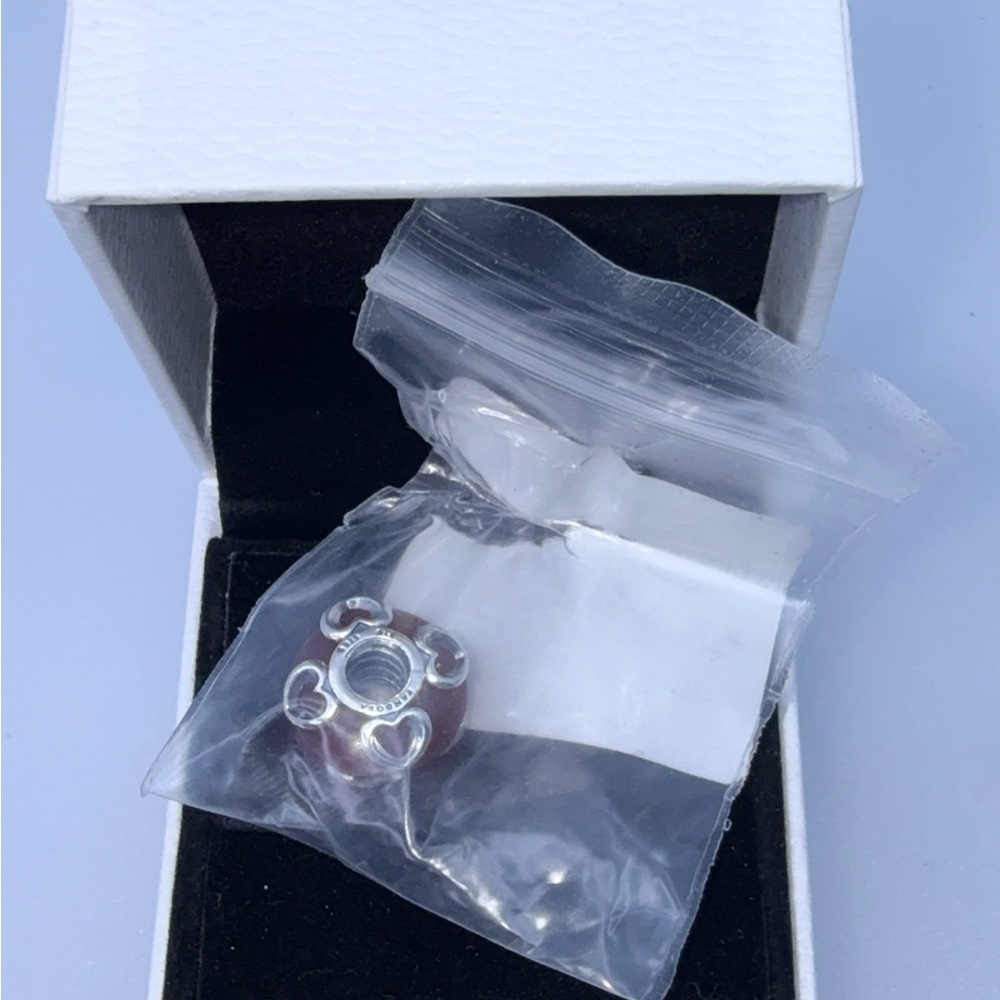 1 New Pandora Retired Frosted Red Heart Murano